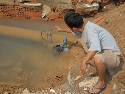 Đường ống bể, nước tràn vào nhà dân giữa khuya
