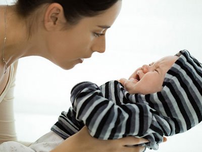 Phản ứng của bố mẹ khi con khóc tác động đến tương lai trẻ
