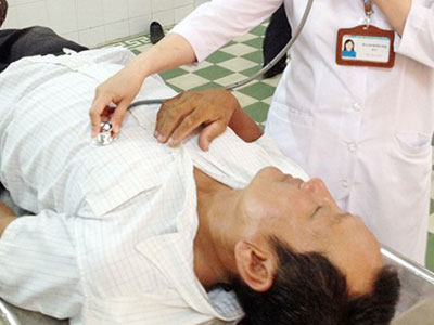 Phiên tòa tạm hoãn vì bị cáo... ngất xỉu