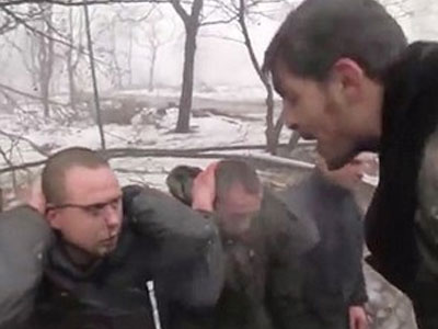 Sốc: Ly khai bắt lính Ukraine ăn phù hiệu, cầu vai