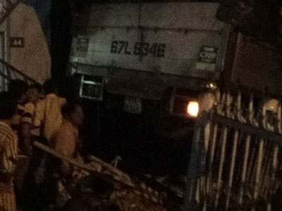 Xe tải mất lái "càn quét" 7 ngôi nhà, 5 người thương vong