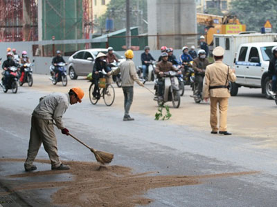 Hàng loạt người "vồ ếch" vì đường trơn như bôi mỡ