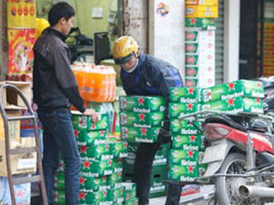 Nhiều mặt hàng Tết: Người mua ít, giá vẫn tăng