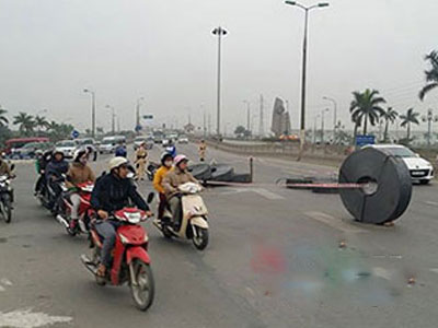 Đứt dây chằng hàng, cuộn thép nặng hàng tấn rơi xuống lòng đường