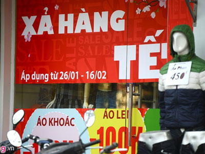 Gần Tết, cửa hàng đua trưng băng rôn quảng cáo độc
