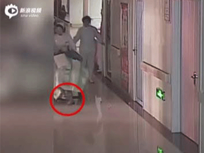 Sinh ra trên xe lăn, em bé Trung Quốc bị y tá kéo lê hơn 10m