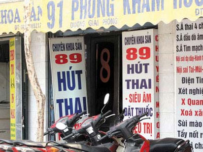 Các cô bé tuổi teen tấp nập đi... phá thai