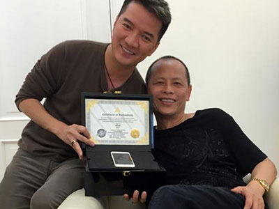 Mr. Đàm được tặng iPhone 6 dát vàng, đính kim cương