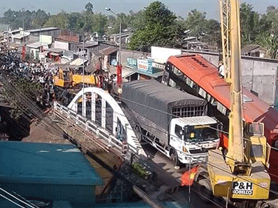Clip: Giải cứu xe khách Phương Trang