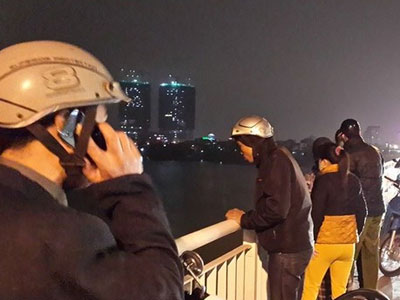 Người mẹ khóc thảm vì bất lực cứu con nhảy cầu tự tử