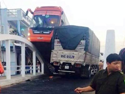 Xe Phương Trang leo thành cầu, 30 khách hoảng hốt