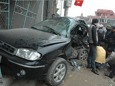 Xe tải tông xe 4 chỗ bay vào nhà dân
