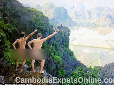 Bị trục xuất vì chụp ảnh khỏa thân ở đền Angkor
