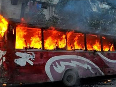 Đánh bom xăng kinh hoàng vào xe buýt, 7 người chết cháy