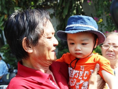 Bé trai bị bỏ rơi trên taxi đã về với gia đình