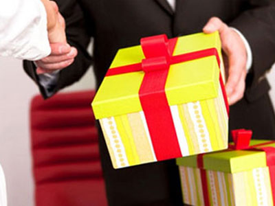 Yêu cầu giám sát việc tặng quà Tết