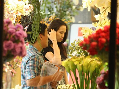 Diễm Hương để mặt mộc đi xe máy mua hoa trưng Tết sau sinh