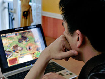 Nam sinh Trung Quốc chặt tay để cai nghiện internet