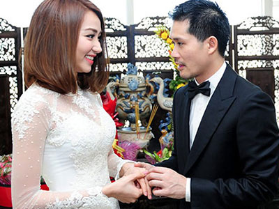 Ngân Khánh và ông xã Việt kiều hôn say đắm tại lễ rước dâu