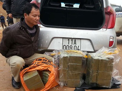 Băng tội phạm vứt 156 bánh heroin tháo chạy lên đồi