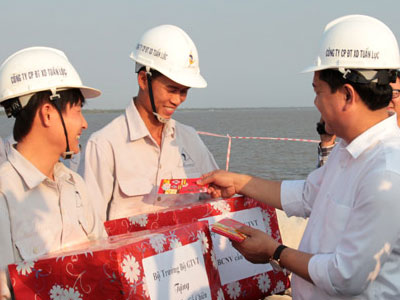 Bộ trưởng Thăng dặn lãnh đạo tỉnh: Tết nhớ lì xì cho công nhân!