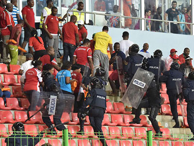 CAN 2015 lại rúng động vì bạo lực