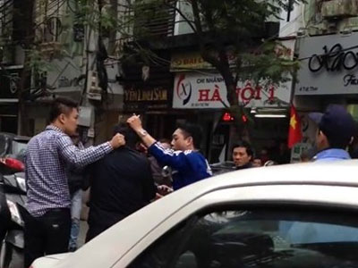Clip: “Chở” cảnh sát trên capô, tài xế taxi bị đánh giữa phố