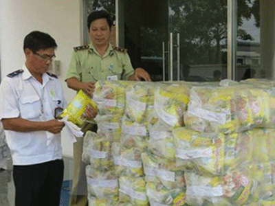 Hàng nghìn công nhân trả quà tết chứa hàng giả