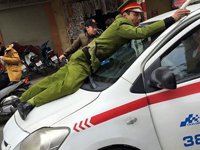 Lời khai tài xế taxi hất cảnh sát lên nắp capo
