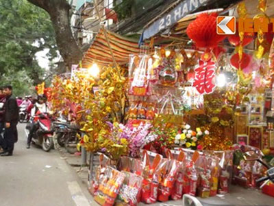 Vàng mã ông Công ông Táo "méo mặt" chờ khách