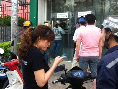 Xoay đủ cách chống quá tải ATM