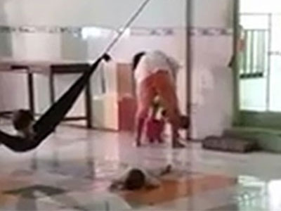 Clip: Bảo mẫu đánh dã man trẻ mồ côi ở miền Tây