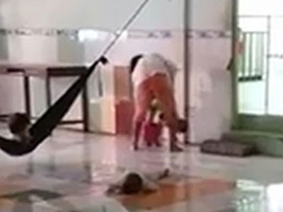 Kinh hoàng bảo mẫu đánh dã man trẻ mồ côi