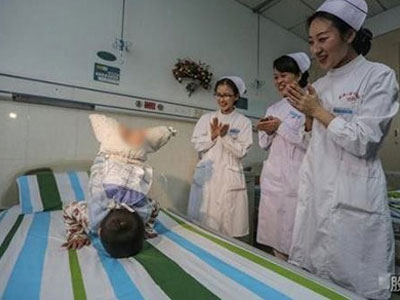 Rơi nước mắt khi xem em bé bị mất cả 2 chân nhảy múa trên giường bệnh