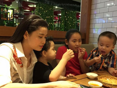 "Bắt gặp" Trương Quỳnh Anh tưng bừng đưa con trai đi ăn