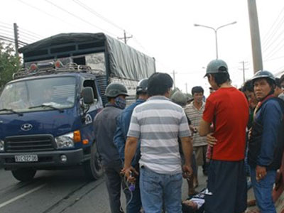 Đi tất niên về, nam thanh niên tông dải phân cách tử vong