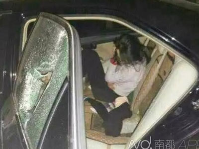 Quan Trung Quốc cưỡng bức vợ người khác ngay trên xe công vụ