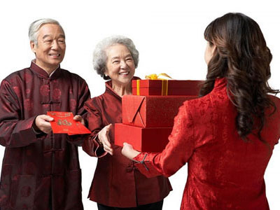 Khinh chồng vì cách biếu tết chỉ trọng nhà nội