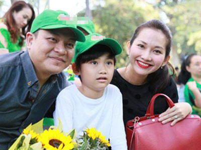Kim Hiền khoe bụng bầu 3 tháng bên chồng con