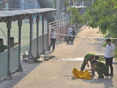 Một cụ ông tự thiêu ở sân bóng đá