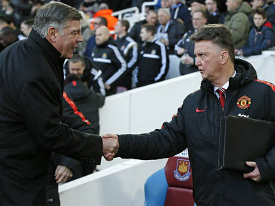 Thoát thua gang tấc, Van Gaal "chưa đấm đã xoa" học trò