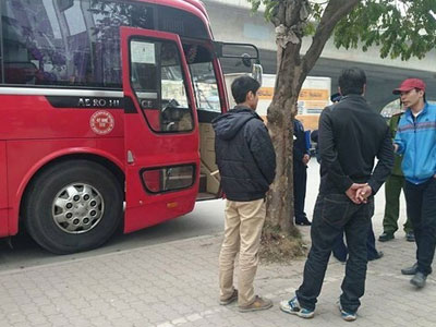 Găm dao trong xe khách, gặp công an chạy náo loạn đường phố