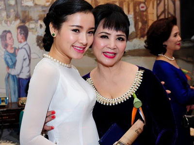 Sao Việt đồng loạt mặc thời trang cổ điển dự cưới Ngân Khánh