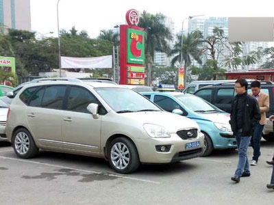 Xe cứu thương, biển xanh ùn ùn vào siêu thị... sắm Tết