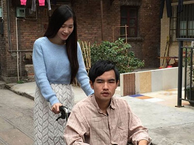 Cô gái xinh đẹp đồng ý lấy chàng khuyết tật sau 3 ngày quen qua mạng