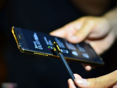 Đập hộp Samsung Galaxy Note Edge mạ vàng đầu tiên ở Việt Nam