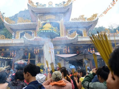 Ngày Tết thắp mấy nén hương?