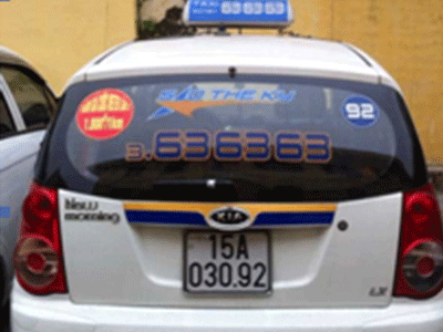 Truy tìm lái xe taxi tông chết công nhân môi trường