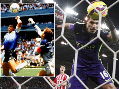 Aguero tái hiện tình huống "bàn tay Chúa" của Maradona