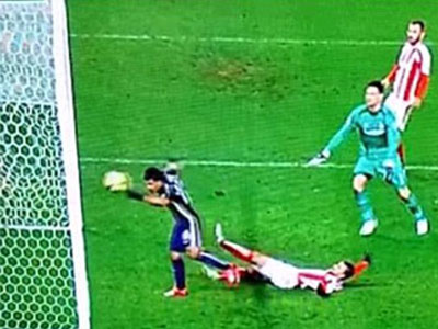 Clip: Aguero dùng tay chọc thủng lưới Stoke